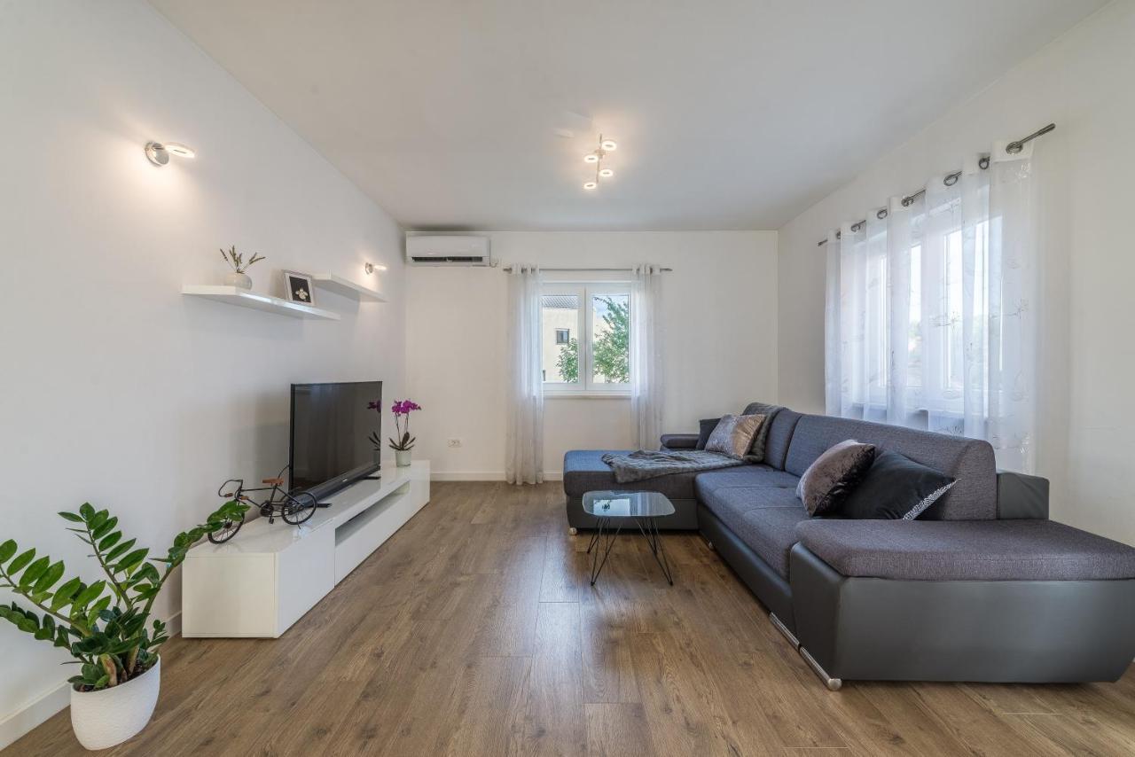 Holiday Home Bajlo Apartment With Three Bedrooms Zadar Eksteriør billede