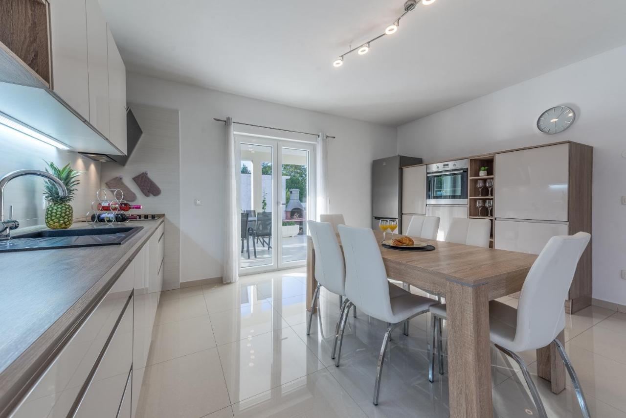 Holiday Home Bajlo Apartment With Three Bedrooms Zadar Eksteriør billede