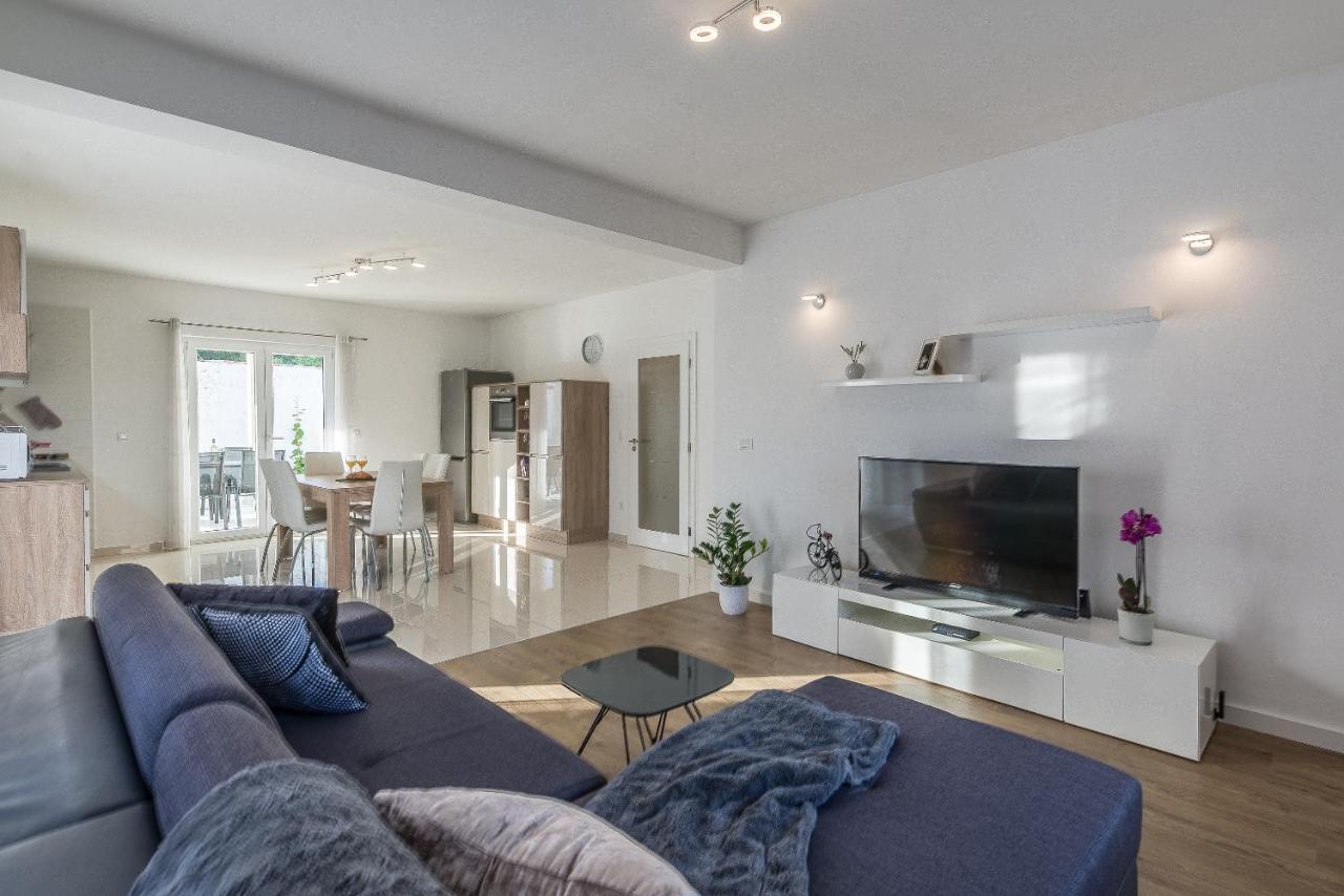 Holiday Home Bajlo Apartment With Three Bedrooms Zadar Eksteriør billede