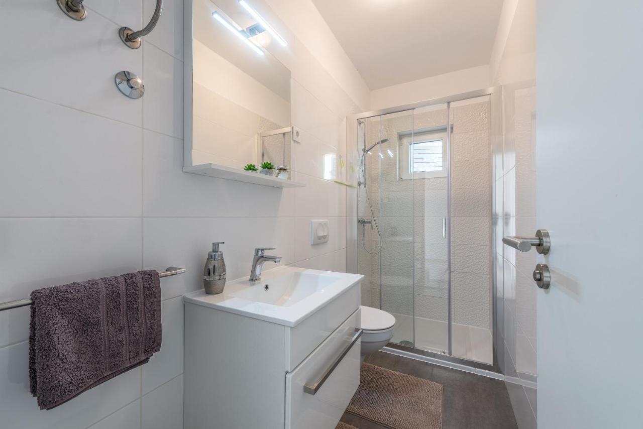 Holiday Home Bajlo Apartment With Three Bedrooms Zadar Eksteriør billede