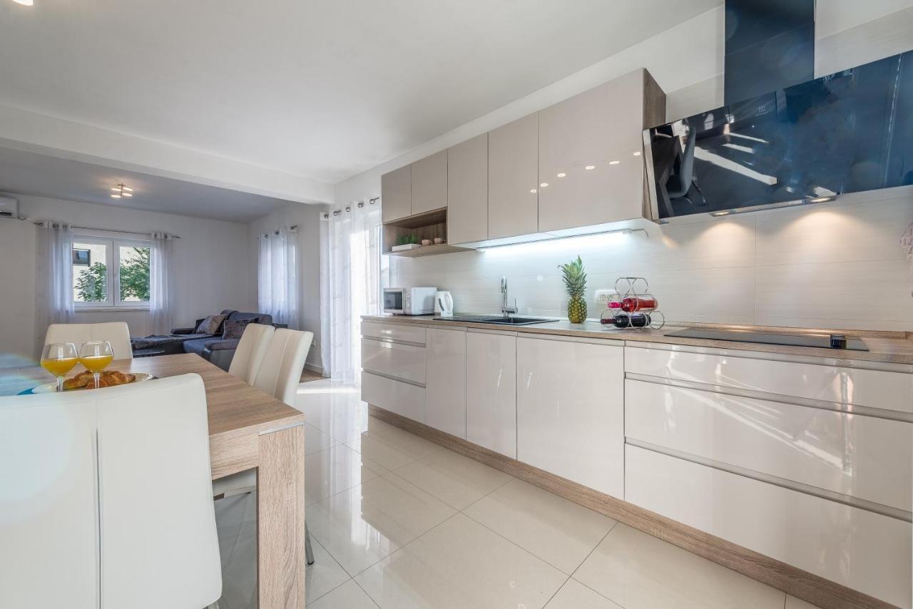 Holiday Home Bajlo Apartment With Three Bedrooms Zadar Eksteriør billede