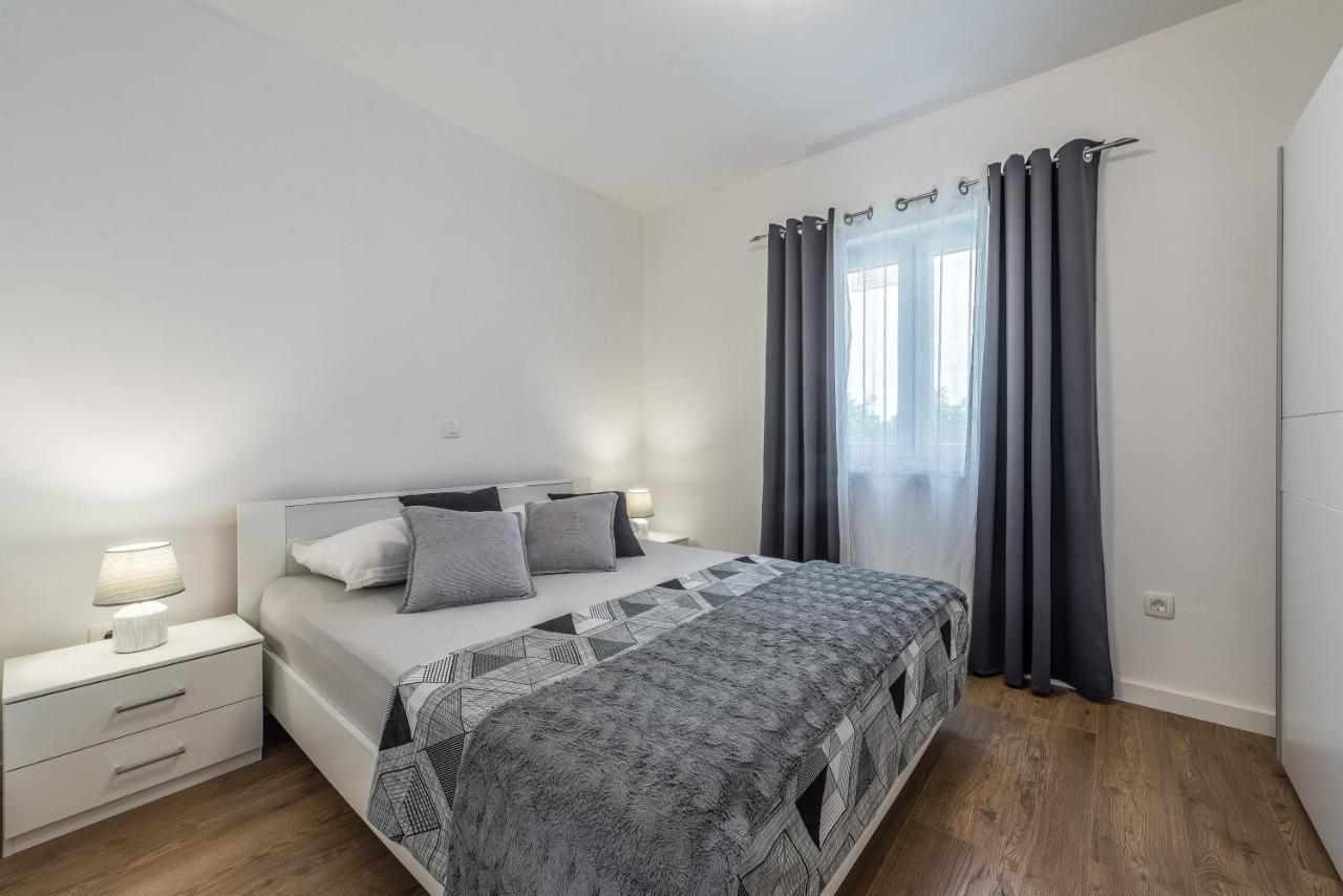 Holiday Home Bajlo Apartment With Three Bedrooms Zadar Eksteriør billede