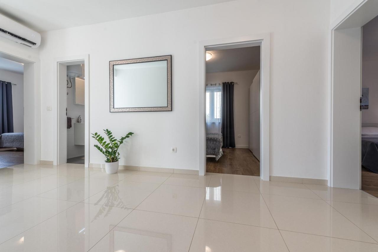 Holiday Home Bajlo Apartment With Three Bedrooms Zadar Eksteriør billede