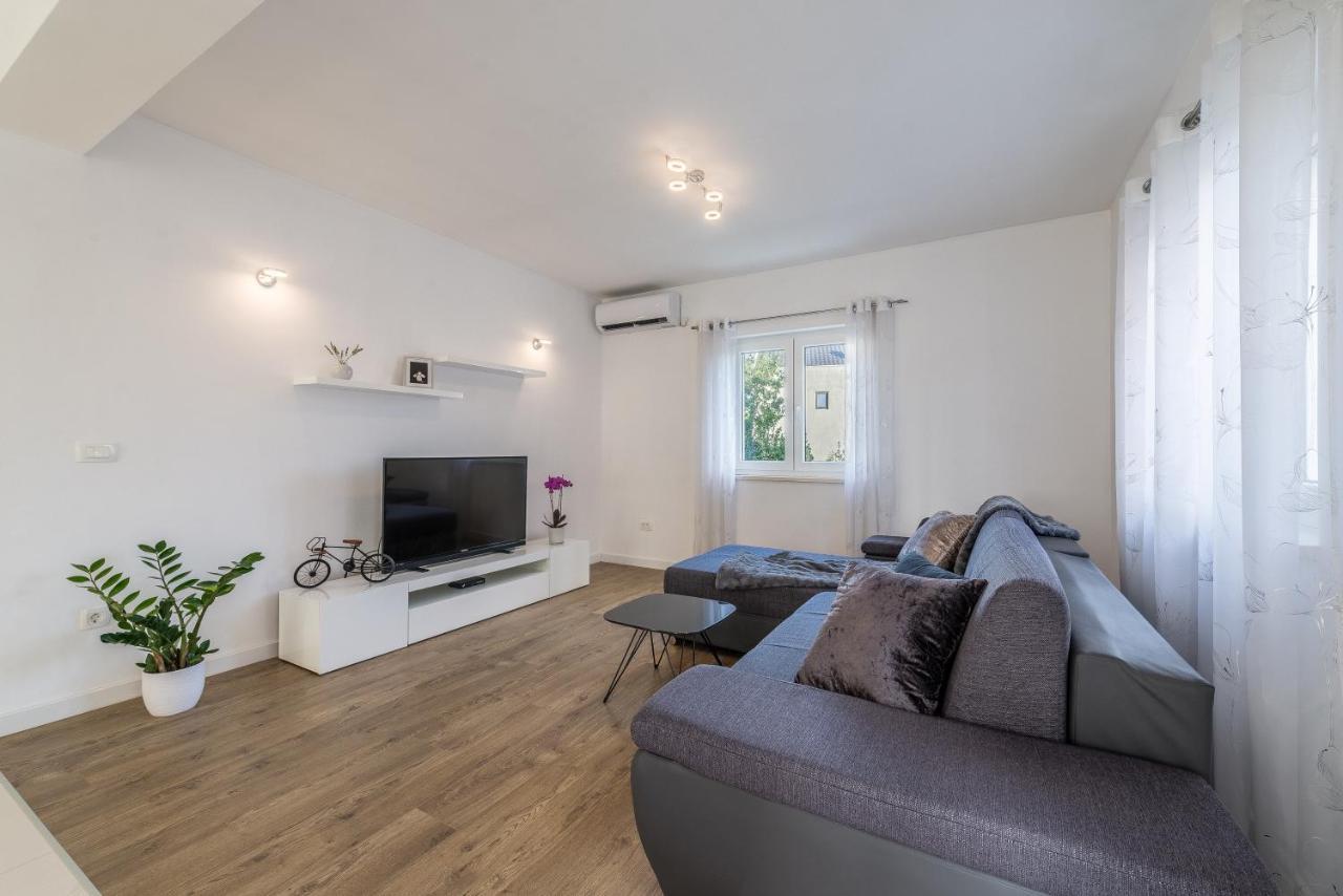 Holiday Home Bajlo Apartment With Three Bedrooms Zadar Eksteriør billede