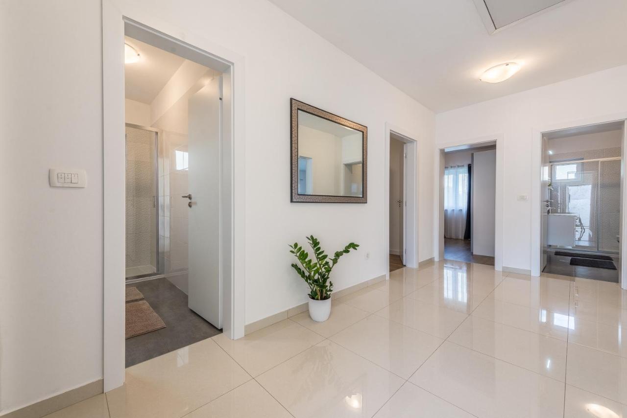 Holiday Home Bajlo Apartment With Three Bedrooms Zadar Eksteriør billede